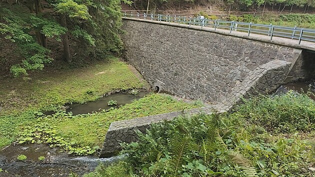 Hr�z Ivansk�ho jezera pot�ebuje opravu. (26. �ervence 2025)