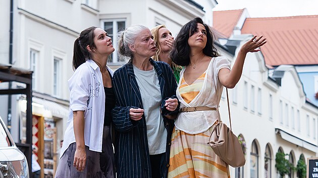 Judit Pechek, Zuzana Bydovsk, Hana Vagnerov a Albeta Ferencov ve filmu Pod parou (2025)