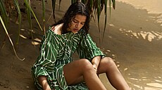 Jednoduché �aty s dlouhým nabíraným balonovým rukávem a výrazným potiskem se...