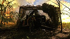 Don�cká oblast. Ukrajinský d�lost�elec pálí z houfnice D-30. (5. srpna 2025)