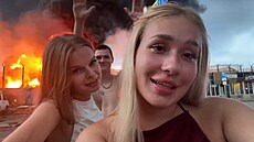 Policie zadrela dv dívky. Natáely se ped hoícím ropným skladem v Adleru