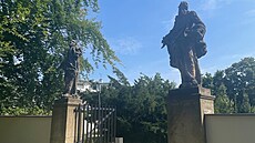 N�kolik soch a pomník� poni�ili neznámí vandalové v Zahrad� vzpomínek v...