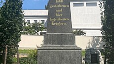 N�kolik soch a pomník� poni�ili neznámí vandalové v Zahrad� vzpomínek v...