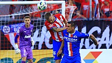 Stanislav Hofmann ze Zbrojovky (v pruhovaném) hlavikuje pes Aroma Besedina z...