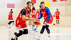 Tomá� Kyzlink a Ond�ej Sehnal na srazu �eské basketbalové reprezentace.