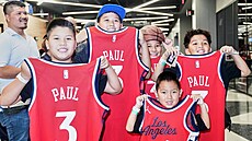 Fanouci Los Angeles Clippers pózují s dresem Chrise Paula.
