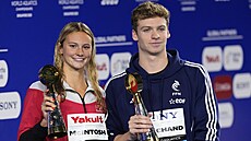 Summer McIntoshová a Léon Marchand na plaveckém MS v Singapuru.