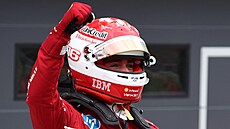 Charles Leclerc z Ferrari slaví výhru v kvalifikaci na Velkou cenu Maarska.