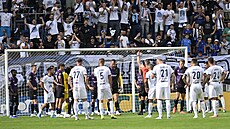 Tomá Chorý ze Slavie dostává ervenou kartu za úder do rozkroku brankáe...