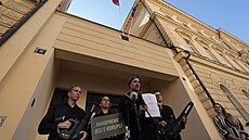 P�ed budovou ministerstva spravedlnosti uspo�ádali Piráti happening, b�hem...