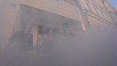 P�ed budovou ministerstva spravedlnosti uspo�ádali Piráti happening, b�hem...