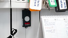 Tísové tlaítko, které pivolá pomoc slouící hlídky.