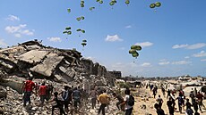 Palestinci b�í k padák�m s humanitární pomocí, které byly shozeny nad severní...