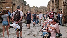 Na 4,5 milionu turist� do Pompejí ro�n� zanese, po jednotlivých semínkách, tuny...