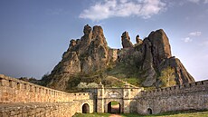 Pevnost se nachází asi jeden a pl&#8239;kilometru od msta Belogradik v...