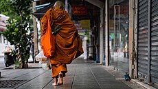 Buddhistický mnich jde bosý po ulici v Bangkoku. (11. �ervence 2025)