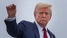 Americký prezident Donald Trump nastupuje do letadla Air Force One. (1. srpna...