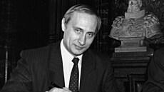 Místostarosta Petrohradu Vladimir Putin podepisuje dohodu o spolupráci s...