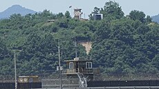 Severokorejské vojenské strá�ní stanovi�t� (naho�e) a jihokorejské vojenské...