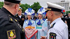 Ru�tí a �ín�tí námo�ní d�stojníci se ve Vladivostoku ú�astní ceremoniálu u...