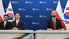 Polský ministr obrany Wladyslaw Kosiniak-Kamysz a jihokorejský ministr obrany...