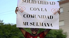Chlapec dr�í transparent s nápisem �Solidarita s muslimskou komunitou� b�hem...