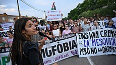 Demonstrace ve �pan�lské Pie�e k odsouzení �há�ského útoku, který po�kodil...