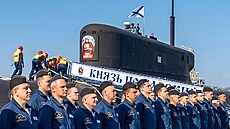 �lenové posádky se �adí u jaderné balistické ponorky K�az Po�arskij po p�íjezdu...