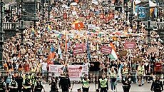 Prahou proel duhový prchod v rámci festivalu Prague Pride. Úastnily se ho...