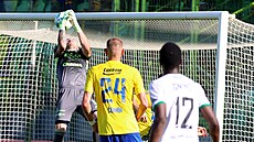 Fotbalisté Zlína vyhráli v Karviné 1:0 a gólman Stanislav Dostál si p�ipsal...
