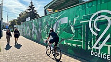 Ikonická ze� s muralem ��olí�ek nedáme� u stadionu Bohemians p�jde brzy k zemi...