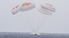 Kapsle Crew Dragon po p�istání do vod Tichého oceánu, kam dopravila �tve�ici...