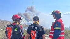 Hasi�i zasahují u rozsáhlého po�áru v oblasti Keratea poblí� �eckých Atén. Ohe�...