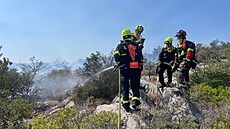 Hasi�i zasahují u rozsáhlého po�áru v oblasti Keratea poblí� �eckých Atén. Ohe�...