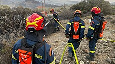 Hasi�i zasahují u rozsáhlého po�áru v oblasti Keratea poblí� �eckých Atén. Ohe�...