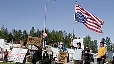 Demonstranti skandují na Alja�ce krátce poté, co ministerstvo zdravotnictví a...