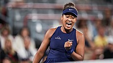 Japonská tenistka Naomi Ósakaová se hecuje ve �tvrtfinále turnaje v Montrealu.