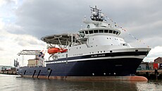 HMS Stirling Castle je�t� jako t�a�ská podp�rná lo� Island Crown v roce 2013.