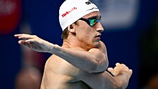 Miroslav Knedla pes rozplavbou na 50 m znak na plaveckém MS v Singapuru.