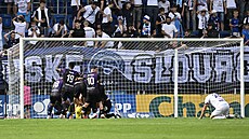 Slavisté oslavují brankáe Jindicha Staka, který zajistil vítzství nad...