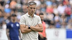 Trenér Jan Kameník ze Slovácka pozoruje zápas se Slavií.
