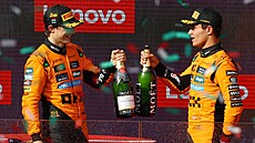 Oscar Piastri (vlevo) a Lando Norris slaví double McLarenu na Velké cen�...