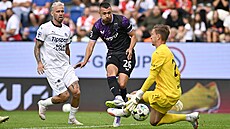 Ivan Schranz p�ekonává domácího branká�e Milana He�u.