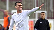 David Holoubek instruuje hrá�e Dukly p�i utkání s Baníkem.