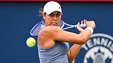 Madison Keysová si chystá úder v osmifinále montrealského turnaje.