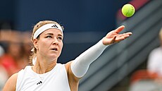 Karolína Muchová podává v osmifinále turnaje v Montrealu.