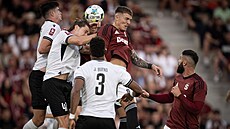 Hlavi�kový souboj o mí� v utkání Sparty s Araratem.