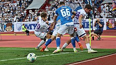 Matu� Rusnák z Baníku a Senel Saljic z Austrie v posledních minutách u rohového...