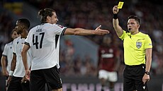 Rozhod�í Mathew MacDermid ud�luje �lutou kartu Alexandrosi Malisovi.