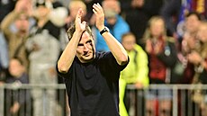 Brian Priske d�kuje fanou�k�m po vyhraném zápase s Pardubicemi.